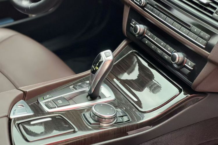 宝马5系 2017款 525Li 豪华设计套装中控内饰7012