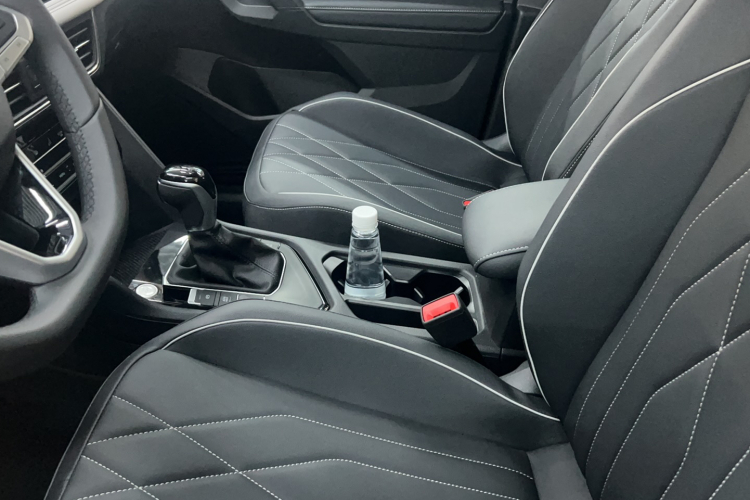 大众 途观L 2025款 出众款 300TSI 自动两驱龙腾版中控内饰7001