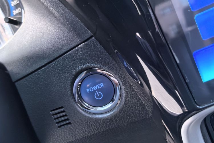 丰田 卡罗拉 2017款 改款双擎 1.8L E-CVT领先版中控内饰7011