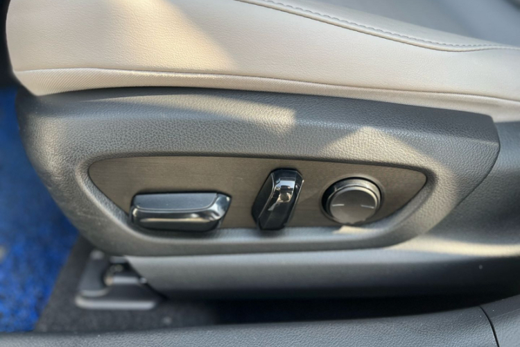 雷克萨斯UX 2020款 200 特别版中控内饰7014