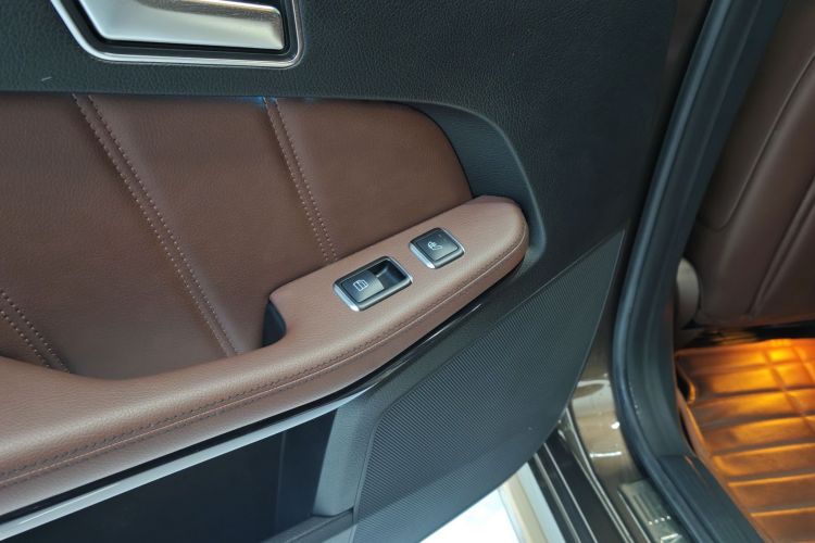 奔驰E级 2014款 改款 E 300 L 运动型中控内饰7008