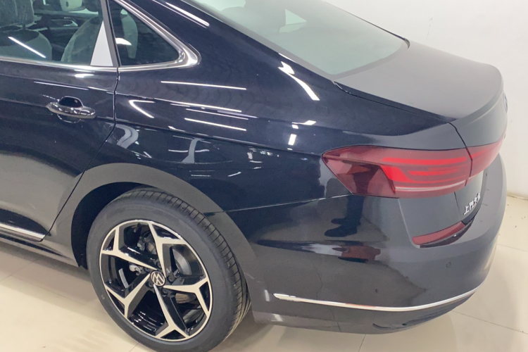 大众 帕萨特 2025款 出众款 330TSI 星空精英版车身外观6005