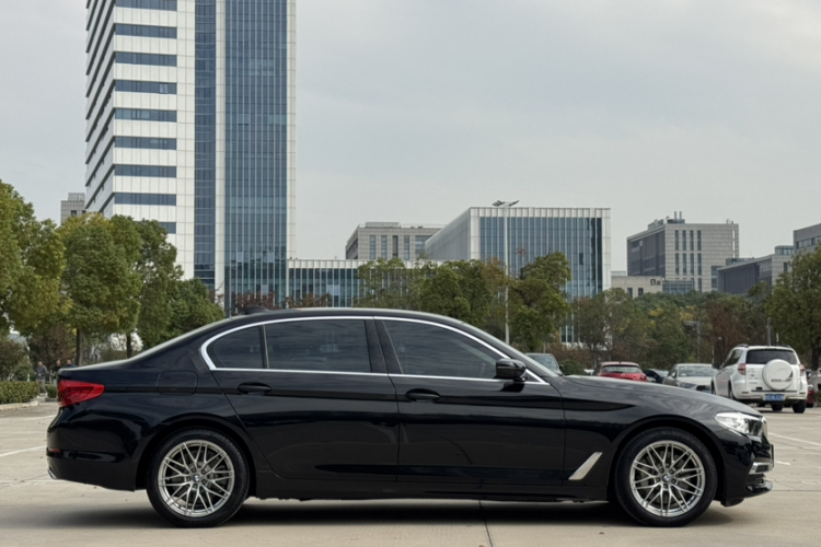 宝马5系 2019款 改款 530Li 领先型 豪华套装车身外观6006