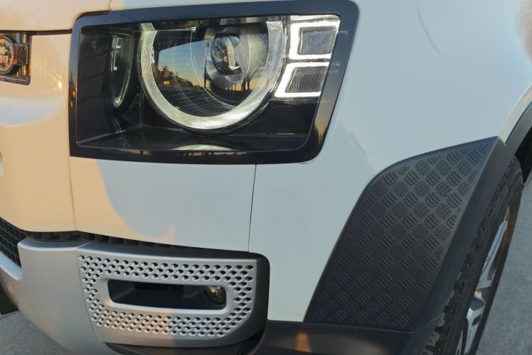 路虎卫士 2023款 改款 110 3.0T P400 暗黑特别版局部细节36