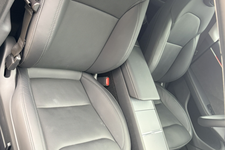 特斯拉 Model 3 2023款 长续航全轮驱动版中控内饰7001