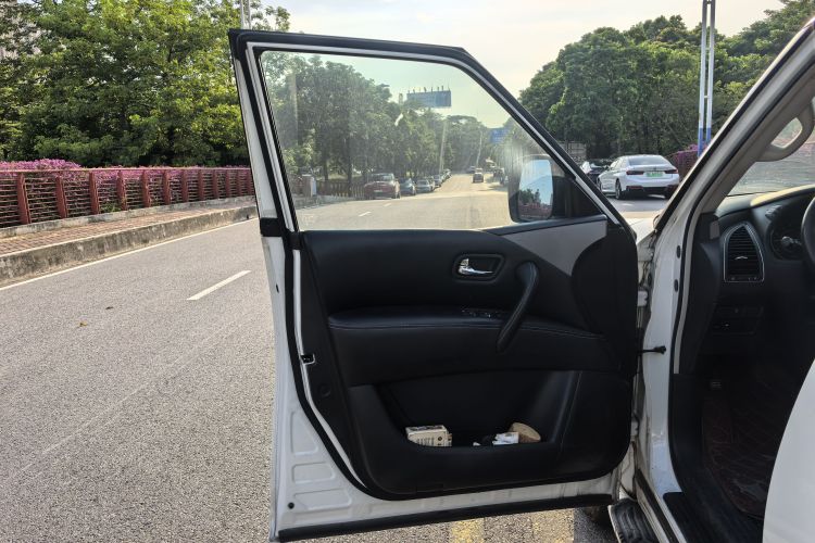 日产 途乐（平行进口）中控内饰7005