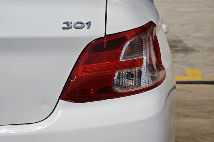 标致301 2016款 1.6L 自动舒适版局部细节9005