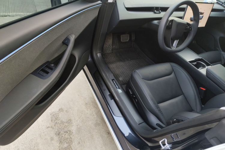特斯拉 Model 3 2025款 后轮驱动版中控内饰7004