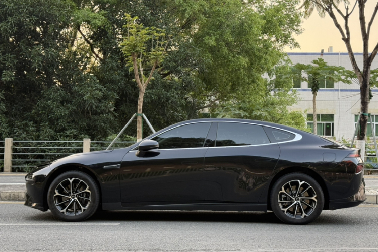 小鹏P7 2023款 586E车身外观6008