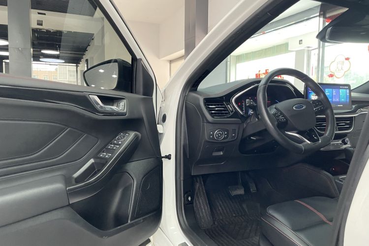 福特 福克斯 2022款 三厢 EcoBoost 180 自动ST Line中控内饰7002