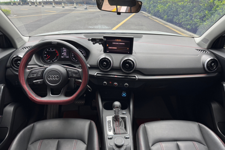 奥迪Q2L 2023款 35TFSI 进取动感型中控内饰7001