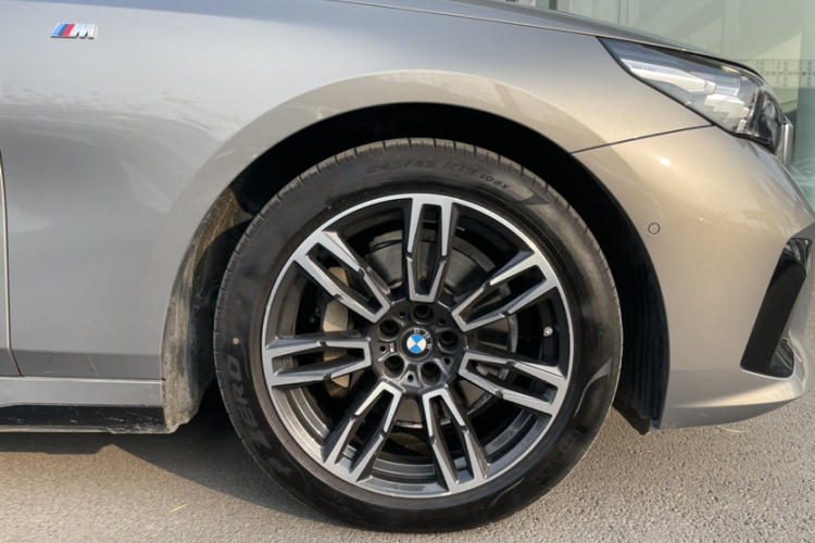 宝马5系 2024款 530Li 领先型 M运动套装车身外观6009