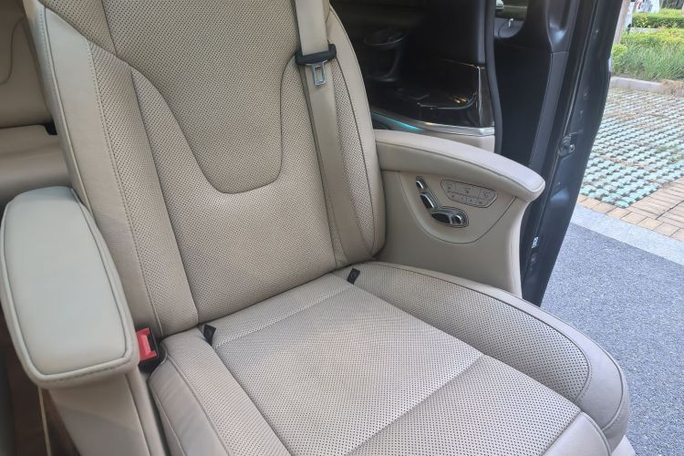 奔驰V级 2018款 V 260 L 尊贵加长版 国V中控内饰7004