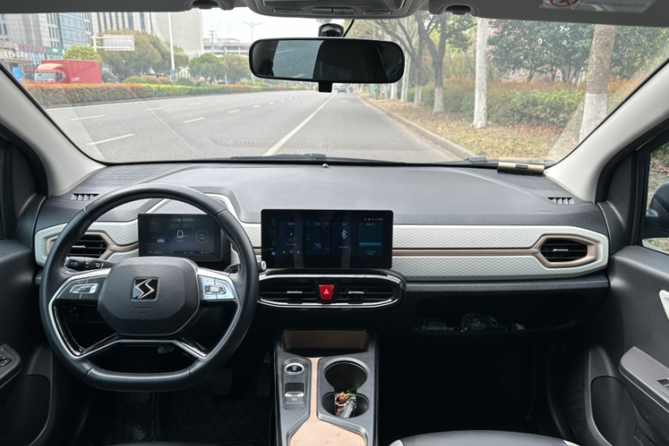 思皓 花仙子 2021款 集美版 302km 时尚型中控内饰7003