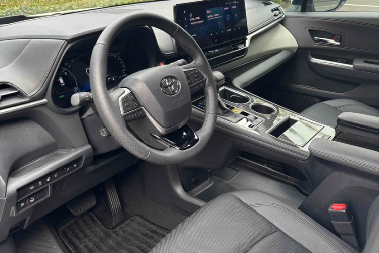 丰田 格瑞维亚 2023款 2.5L混动 旗舰VIP版中控内饰7008