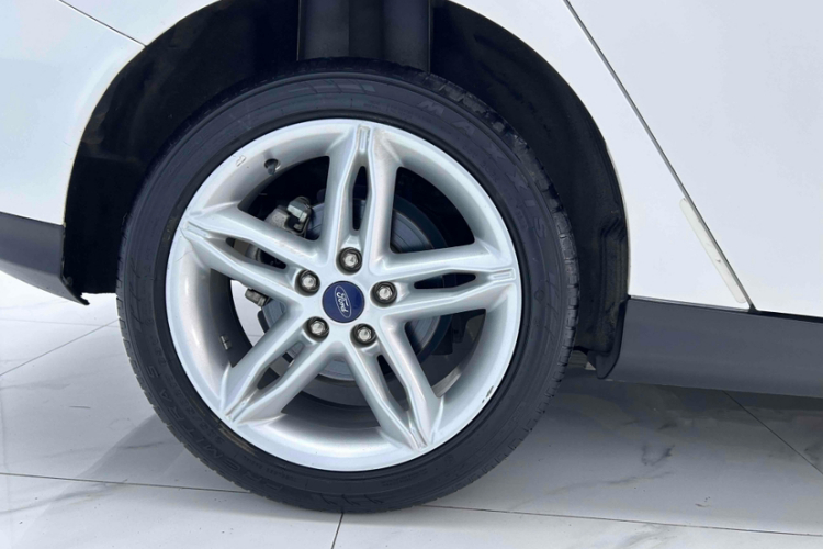 福特 福克斯 2020款 两厢经典 1.5L 自动风尚型局部细节9003