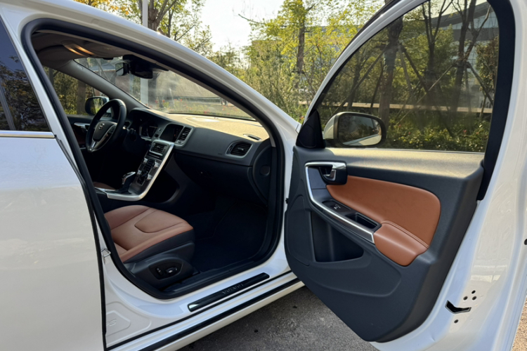 沃尔沃S60 2019款 S60L T5 智远版中控内饰7004