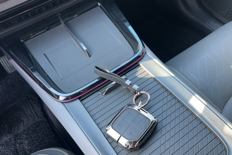 领克08 EM-P 2025款 120km 长续航Pro中控内饰7004