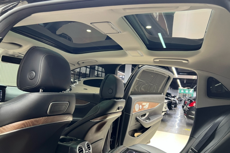 奔驰E级 2019款 E 350 L 4MATIC中控内饰7011