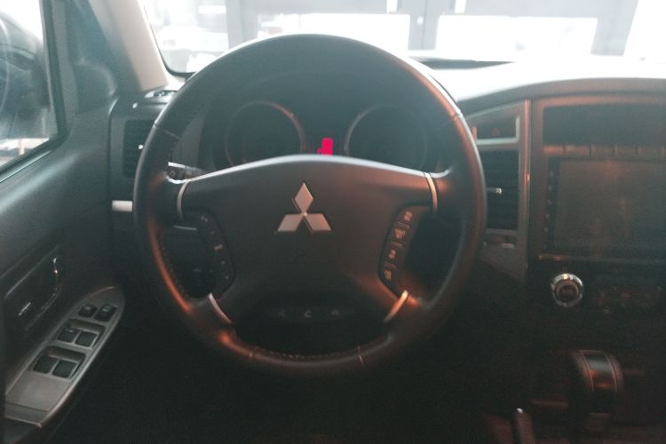 三菱 帕杰罗（平行进口）中控内饰7004