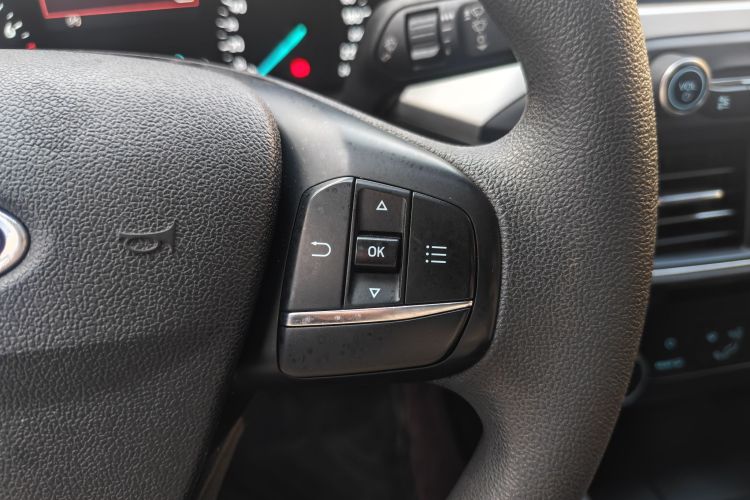 福特 福克斯 2019款 三厢 1.5L 手动锋跃型 国V中控内饰7011