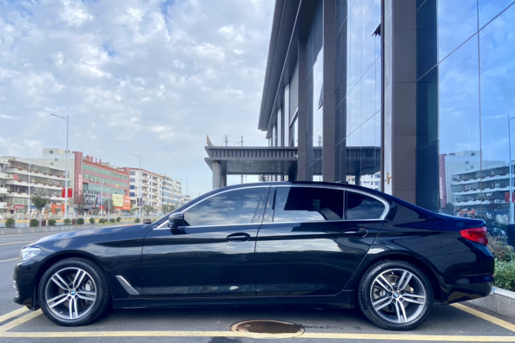 宝马5系 2019款 530Li 领先型 豪华套装车身外观6004