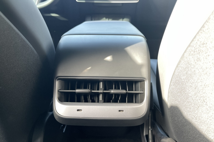 特斯拉 Model Y 2022款 改款 后轮驱动版中控内饰7001