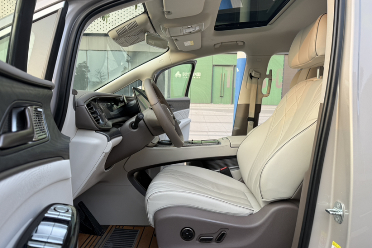 腾势D9 2022款 DM-i 1040 尊贵型中控内饰7002