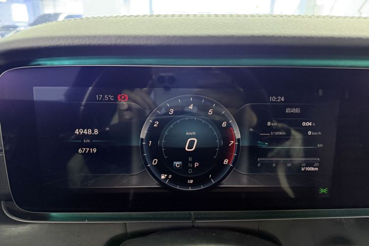 奔驰E级 2018款 E 300 L 运动豪华型中控内饰15