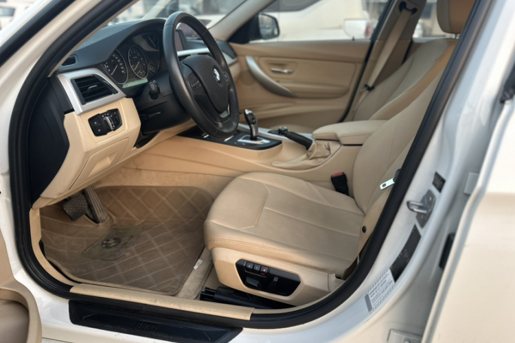 宝马3系 2013款 316i 进取型中控内饰7008