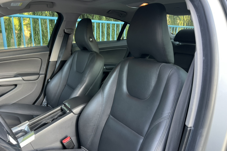 沃尔沃S60 2019款 S60L 改款 T5 智进进阶版中控内饰7001