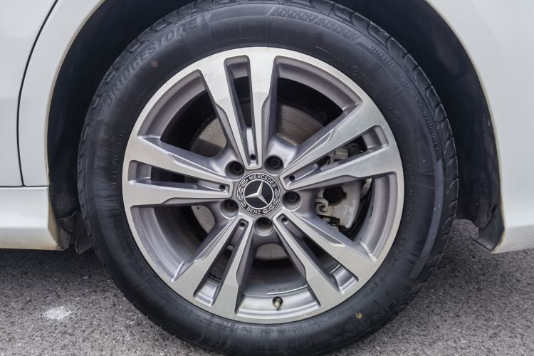 奔驰C级 2019款 C 180 L 时尚型运动版中控内饰7012