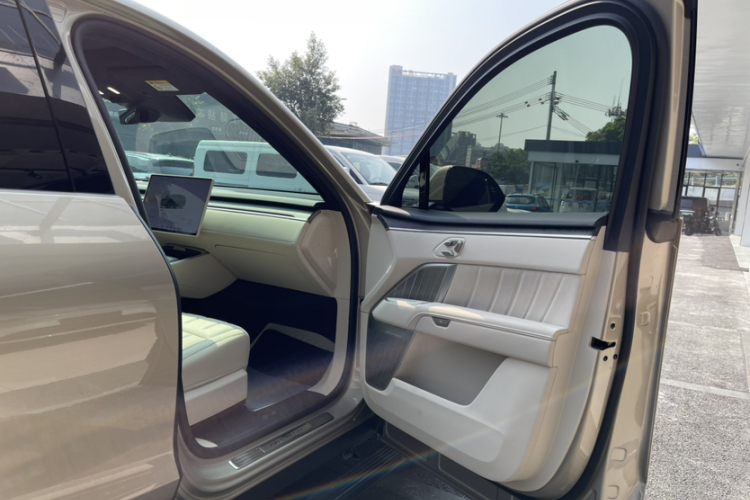 乐道L90 2025款 Ultra 六座版中控内饰7004