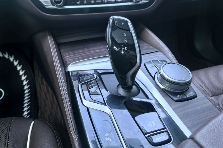 宝马5系 2021款 改款 530Li 领先型 豪华套装中控内饰7001