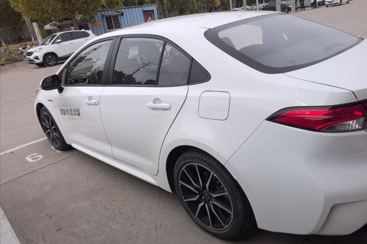 丰田 雷凌 2023款 智能电混双擎 1.8L 运动版车身外观6003