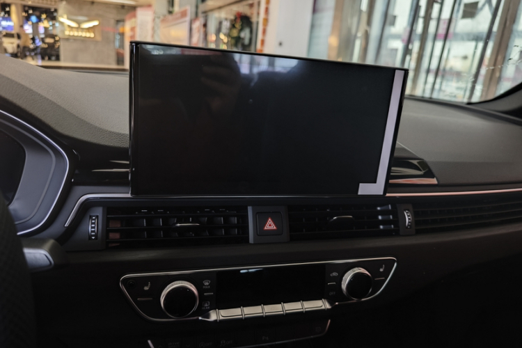 奥迪A4L 2025款 200万辆悦享版 40 TFSI 豪华动感型中控内饰7003