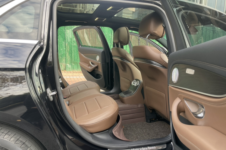 奔驰E级 2022款 改款 E 260 L 运动型中控内饰7004