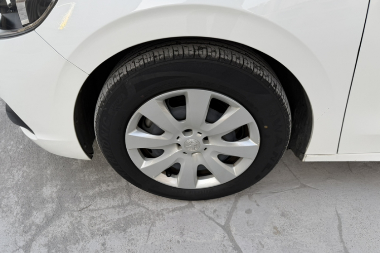 标致301 2017款 1.6L 自动舒适版车身外观6006