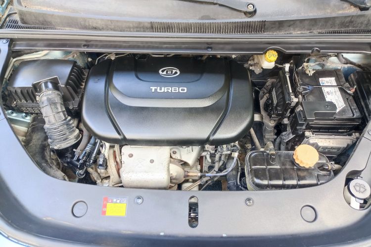 宝骏RM-5 2019款 1.5T CVT 24小时在线尊贵型 6座局部细节9001