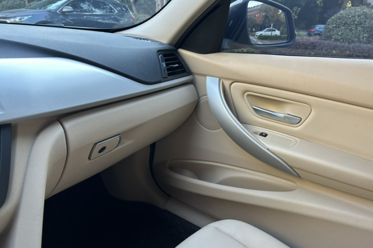 宝马3系 2015款 320i 超悦版时尚型中控内饰7007