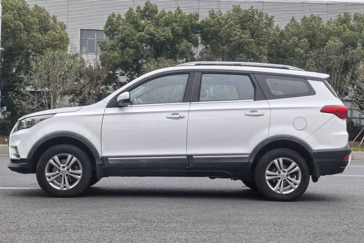 北汽幻速S3 2016款 S3L 1.5L 手动尊贵型车身外观6005