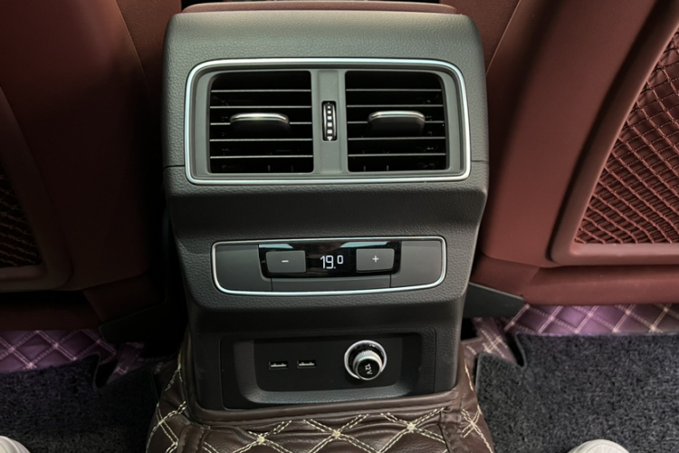 奥迪Q5L 2023款 40T 豪华动感型中控内饰7014