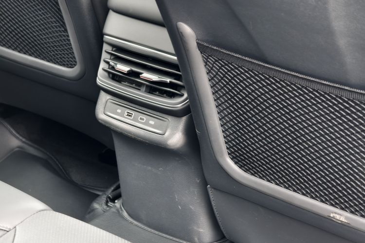 红旗HS3 PHEV 2024款 PHEV 115km 劲为版中控内饰7001