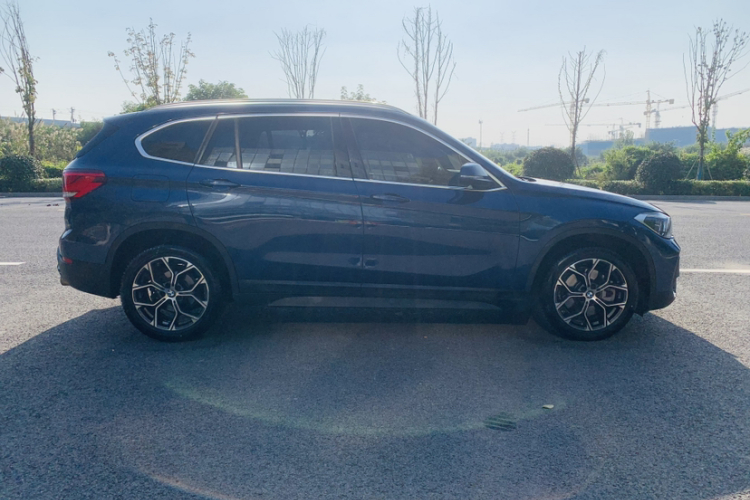 宝马X1 2022款 sDrive25Li 领先型车身外观6008