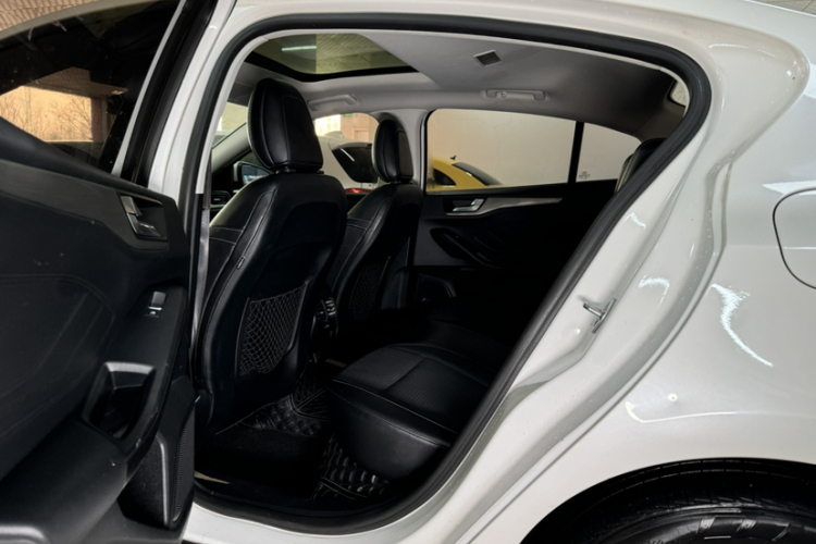 福特 福克斯 2019款 三厢 EcoBoost 180 自动锋潮型中控内饰7005