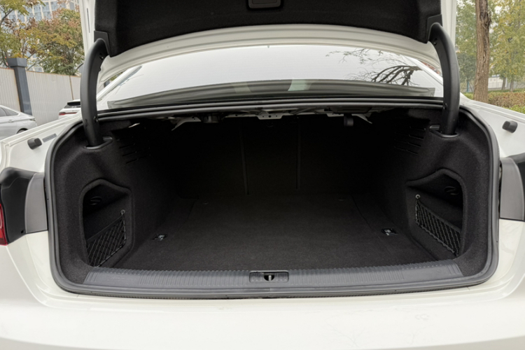 奥迪A4L 2018款 30周年年型 40 TFSI 时尚型中控内饰7007