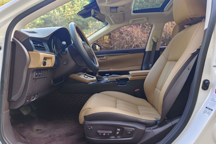 雷克萨斯ES 2015款 300h 舒适版局部细节19