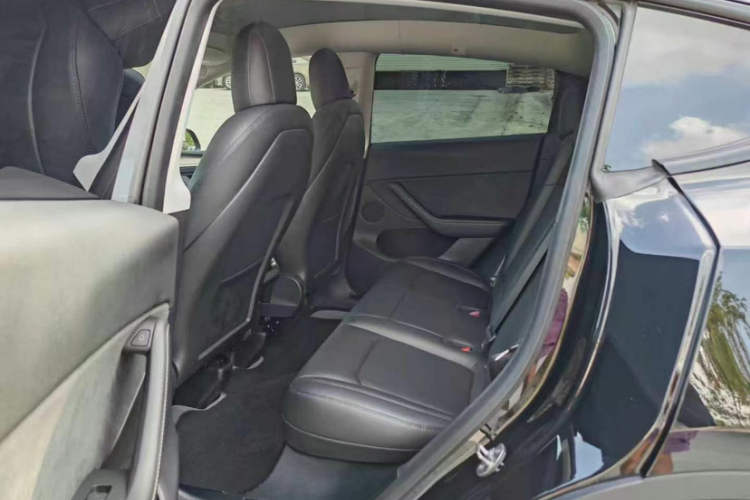 特斯拉 Model Y 2022款 改款 后轮驱动版中控内饰7001