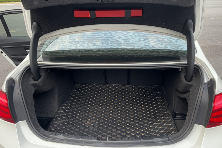 宝马3系 2017款 318i 时尚型局部细节23