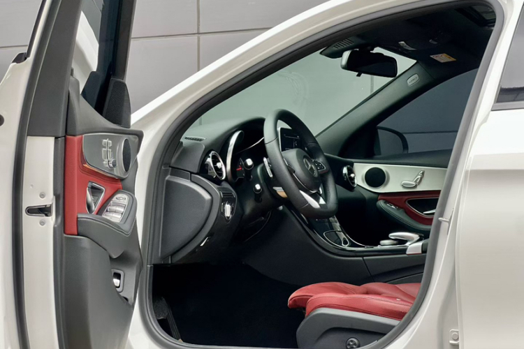 奔驰C级 2017款 改款 C 200 运动版中控内饰7002